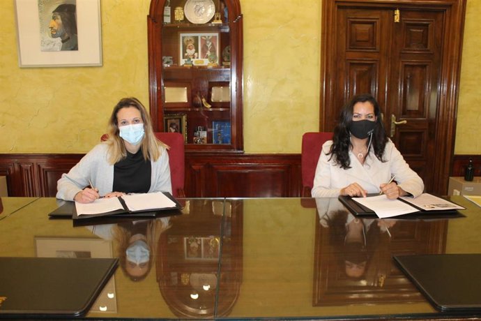 Firma de la adhesión del Ayuntamiento de Huelva a la Red Andaluza de Entidades Conciliadoras (RAEC).