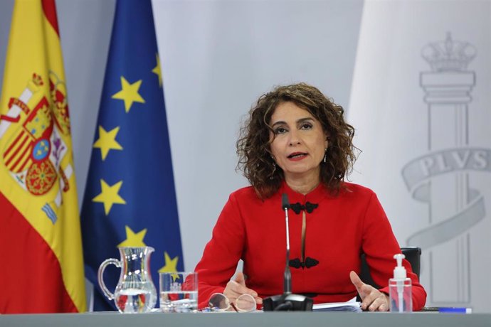 La portavoz del Gobierno y ministra de Hacienda, María Jesús Montero interviene durante la rueda de prensa posterior al Consejo de Ministros, en el Complejo de la Moncloa, en Madrid (España), a 2 de febrero de 2021. 