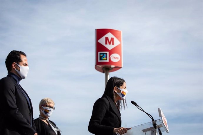 La presidenta de Ciudadanos, Inés Arrimadas, en L'Hospitalet de Llobregat (Barcelona) junto al vicepresidente de la Comunidad de Madrid, Ignacio Aguado, y a la 'número dos' de la candidatura por Barcelona al Parlament de Cataluña, Anna Grau.