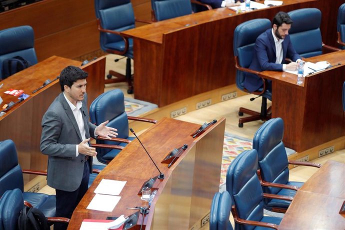 El diputado de Más Madrid Pablo Gómez Perpinyá, durante su intervención en el pleno celebrado este jueves en la Asamblea de Madrid, en Madrid (España), a 28 de mayo de 2020.