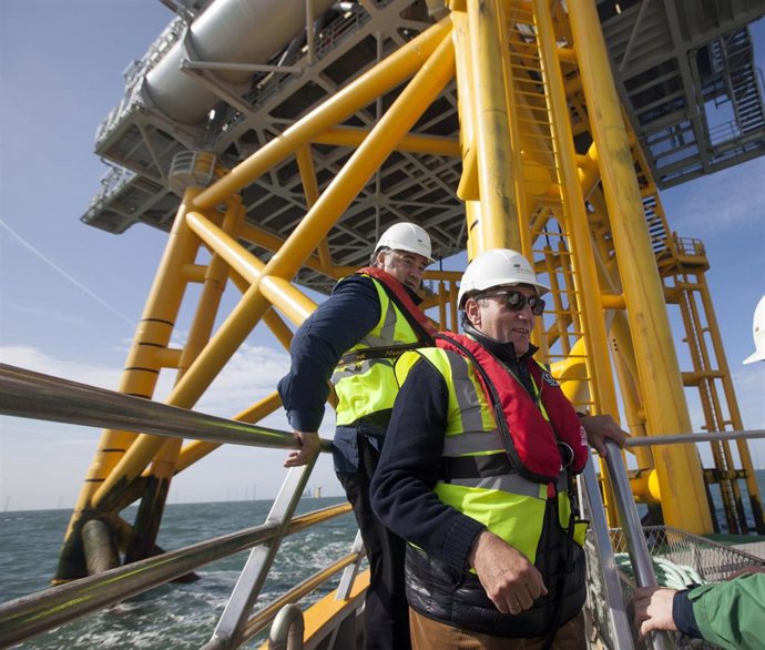 El presidente de Iberdrola, Ignacio Galán, en el parque eólico marino de West of Duddon Sands