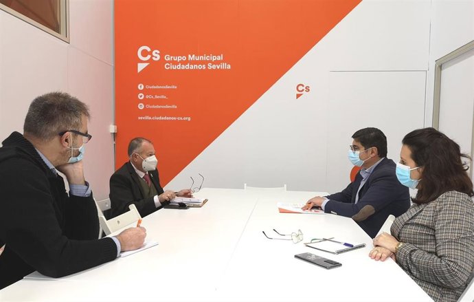 Álvaro Pimentel, con el presidente de la Asociación de Vecinos Tres Barrios