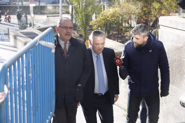 El miembro de la Ejecutiva del PP, Alfredo Prada (con corbata azul), acude a testitificar en el juicio que se celebra en la Audiencia Provincial de Madrid por el presunto espionaje político a ex altos cargos 'populares' "rivales"