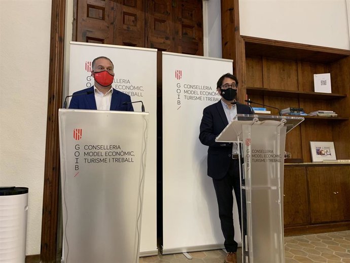 El conseller de Modelo económico, Turismo y Empleo, Iago Negueruela, junto al director general de Modelo Económico y Ocupación, Lloren Pou.