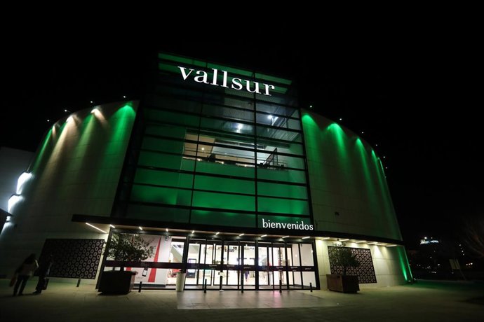 Vallsur se ilumina de verde contra el cáncer