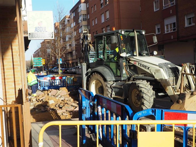 Obras de sustitución de las tuberías en la calle Soto de Valladolid.