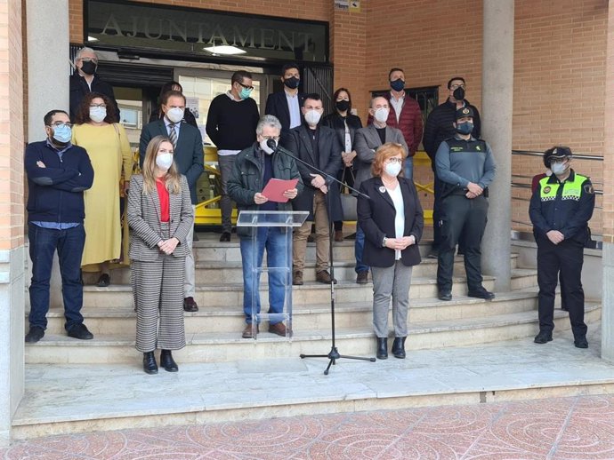 Representantes de las instituciones y vecinos de Albal (Valencia) han participado este martes en el minuto de silencio en memoria de  Floryna, la joven prostituida cuya muerte se investiga tras hallar  su cadáver  en una acequia.