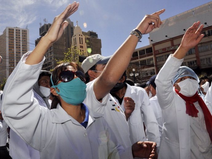 Imagen de archivo de médicos bolivianos durante una manifestación.