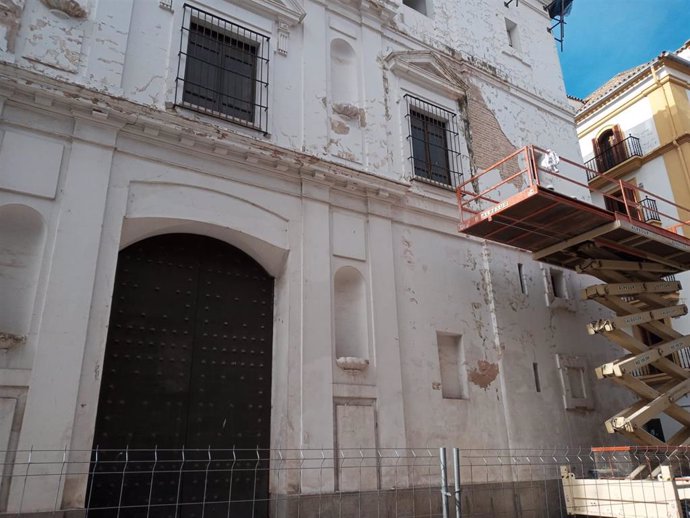 Trabajos de conservación en una de las fachadas de San Hermenegildo