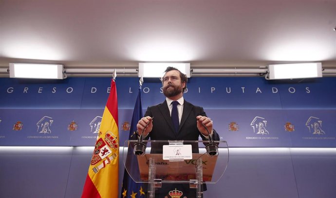 El portavoz de Vox en el Congreso, Iván Espinosa de los Monteros, responde a los medios en una rueda de prensa posterior a la Junta de Portavoces