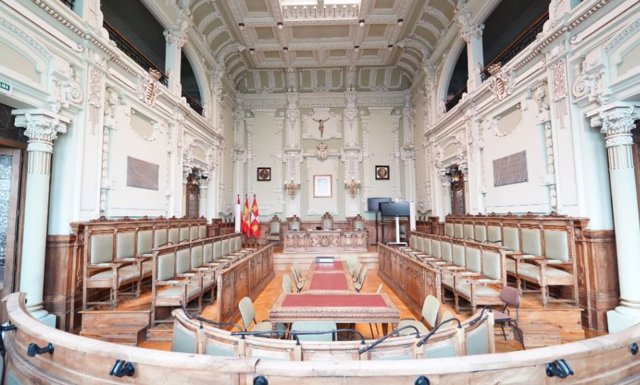 El salón de Plenos del Ayuntamiento de Valladolid, vacío.