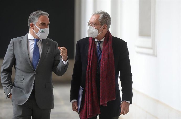 El consejero de la Presidencia, Elías Bendodo, y el consejero de Economía, Rogelio Velasco, este martes antes de ofrecer la rueda de prensa del Consejo de Gobierno.