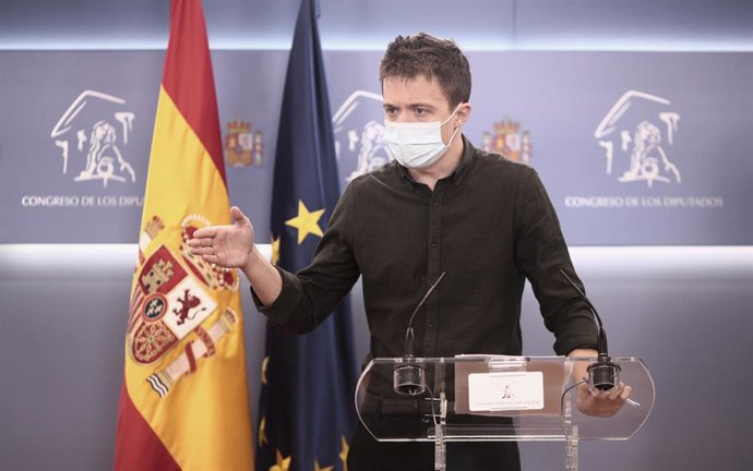 El portavoz de Más País-Equo en el Congreso, Íñigo Errejón, responde a los medios en una rueda de prensa de la Junta de Portavoces convocada en el Congreso de los Diputados, en Madrid, (España), a 2 de febrero de 2021.