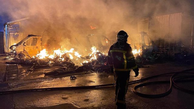 Aparatoso incendio en un aparcamiento de caravanas en Alcalá de Henares