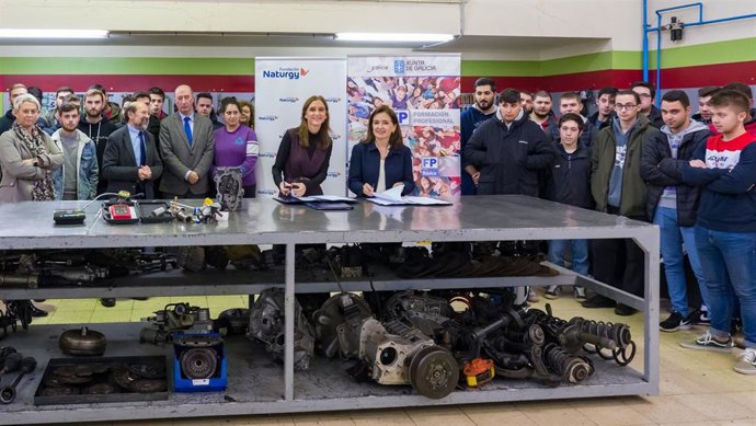 Alumnos C.I.F.P. Politécnico de Santiago con representantes Fundación Naturgy y Xunta Galicia