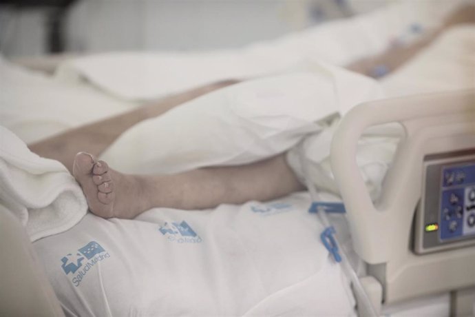 Pie de un enfermo en una cama de la UCI del Hospital de Emergencias Isabel Zendal, Madrid (España), a 20 de enero de 2021. El hospital, inaugurado el pasado 1 de diciembre, ha superado ya los 801 pacientes de COVID-19 y los ingresados en la Unidad de Cu