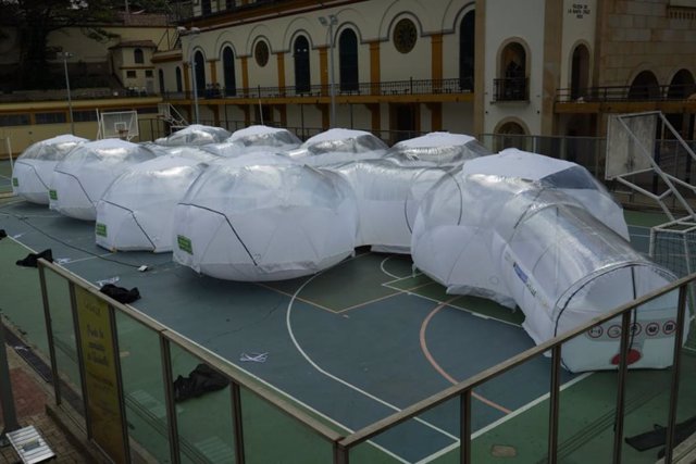 Unidades de aislamiento para tratar a pacientes de COVID-19 en Bogotá, la capital de Colombia. 