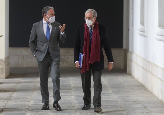 El consejero de la Presidencia, Elías Bendodo, y el consejero de Transformación Económica, Rogelio Velasco, este martes antes de comenzar la rueda de prensa del Consejo de Gobierno.
