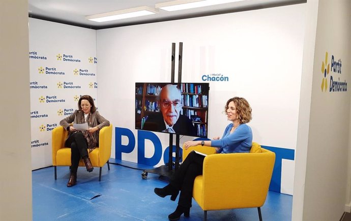L'exconseller d'Economía, Andreu Mas-Colell, i la candidata del PDeCAT a les eleccions catalanes, ngels Chacón, debaten en un acte telemtic de camapanya sobre economia.