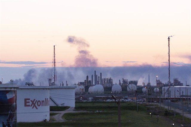 March 19, 2019 - Deer Park, Texas, United States: Exxon Mobil Corp.'s Baytown, Texas, refinery, the nation's third largest, fought a furnace fire while nearby petrochemical tanks at Deer Park's Intercontinental Terminals Company remained ablaze for the 