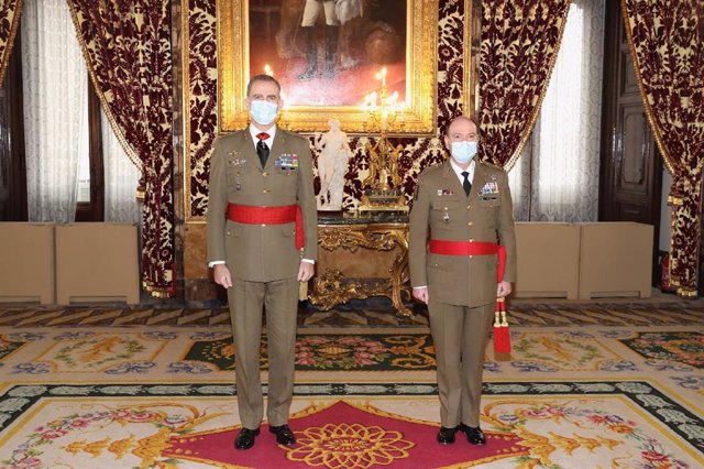 El rey Felipe VI recibe en audiencia al jefe de la Unidad Militar de Emergencias (UME), Luis Manuel Martínez Meijide