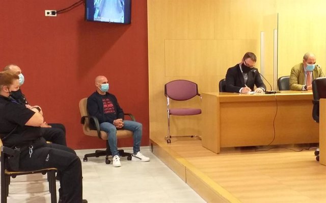 Javier Ledo,  en la lectura del veredicto por la muerte de Paz Fernández Borrego, en la Sección Octava de la Audiencia Provincial de Asturias, en septiembre de 2020