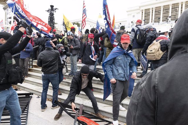 Partidarios del expresidente de Estados Unidos Donald Trump asaltan el Capitolio. 