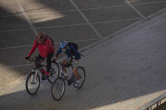 Dos ciclistas por Sevilla