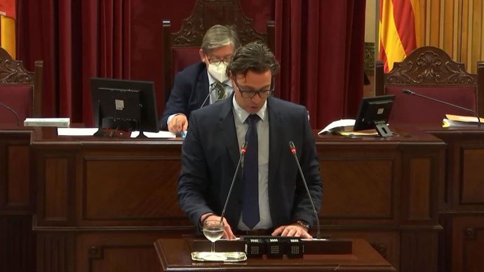 El diputado del PP Antoni Costa, durante la defensa de la moción.