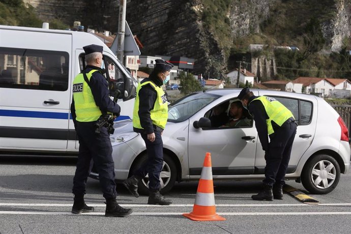 Controles policiales en el puente de Behobia, que une el barrio de Behobia en Irún con Hendaia (Francia) en la frontera hispanofrancesa, en Irún, Euskadi (España), a 2 de enero de 2021. 