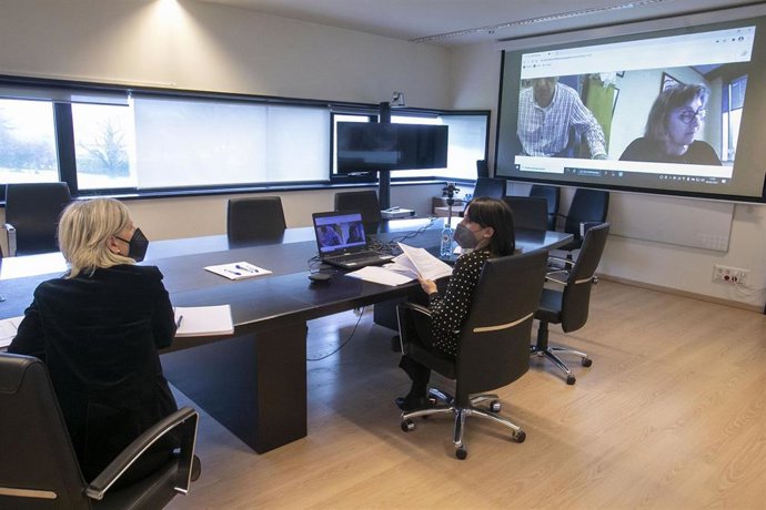 La conselleira de Emprego e Igualdade, María Jesús Lorenzana, se reúne con la mesa del diálogo social