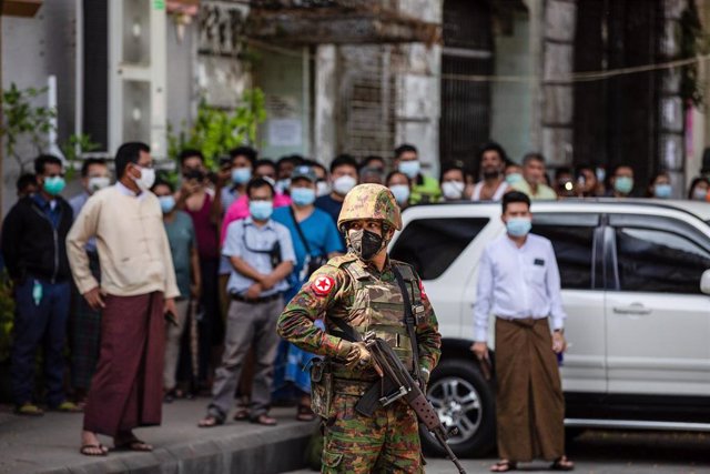 Un militar patrulla una calle de Rangún, Birmania