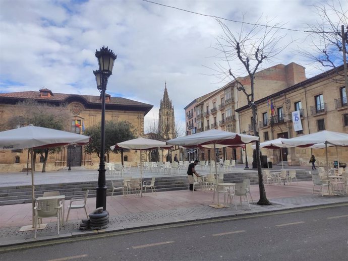 Terrazas de hostelería en la plaza de Porlier, en Oviedo