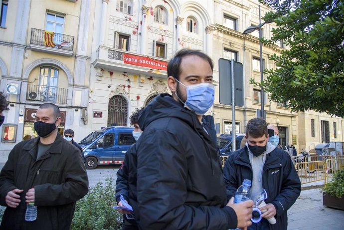 El rapero, Pablo Rivadulla Duro, conocido musicalmente como Pablo Hasél, en una rueda de prensa convocada tras la orden de su ingreso en prisión, en Lleida, Catalunya, (España), a 1 de febrero de 2021. La convocatoria se produce tras la confirmación por