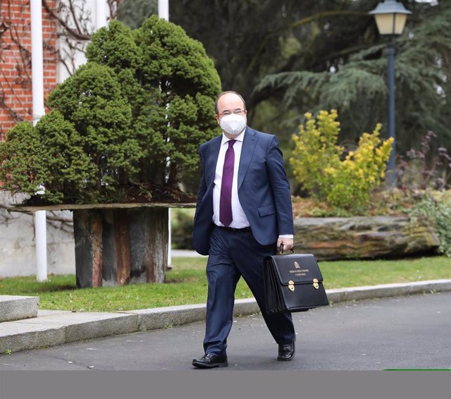 El ministro de Política Territorial y primer secretario del PSC, Miquel Iceta, camina con su cartera por la entrada del edificio del Consejo de Ministros en el Complejo de Moncloa, en Madrid (España), a 2 de febrero de 2021.  Darias acude hoy a su prime