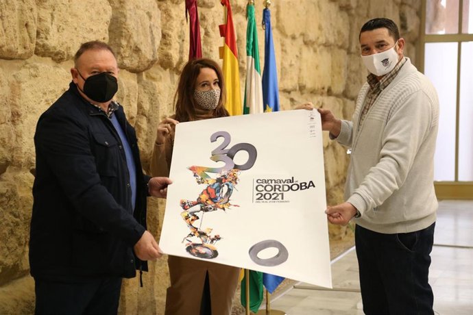 Marián Aguilar con Alfonso González y Pepe Caballero, con el cartel del Carnaval 2021.