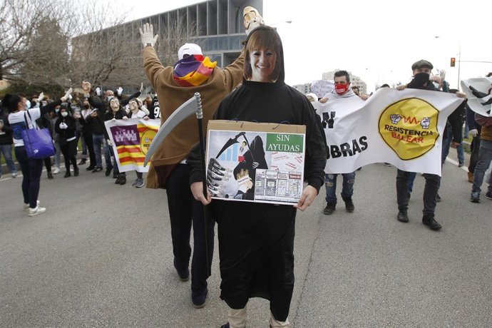 Una persona posa con una pancarta de la presidenta balear, Francina Armengol, en una manifestación para exigir la reapertura de la restauración en Palma, Islas Baleares (España), a 30 de enero de 2021.