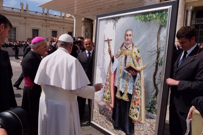 El obispo de Córdoba, Demetrio Fernández, hizo entrega en su momento al Papa Francisco de un cuadro de San Juan de Ávila.