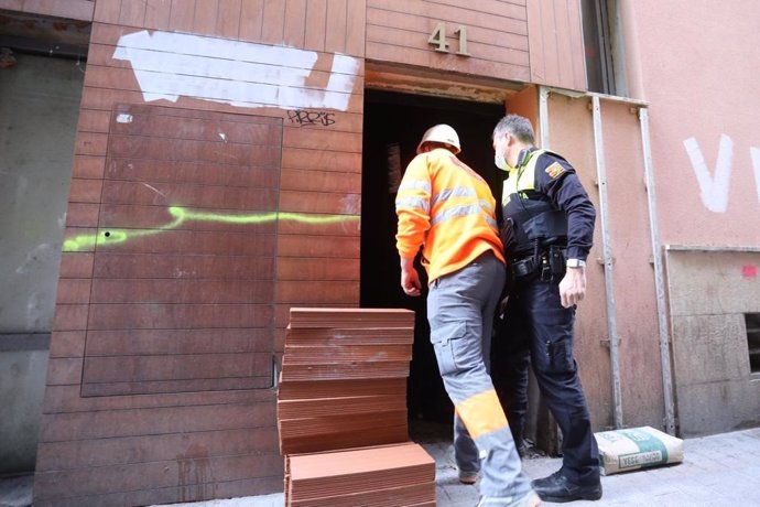 Operarios en colaboración  con la Policía Local tapian el inmmueble de la calle Cerezo 41 de Zaragoza