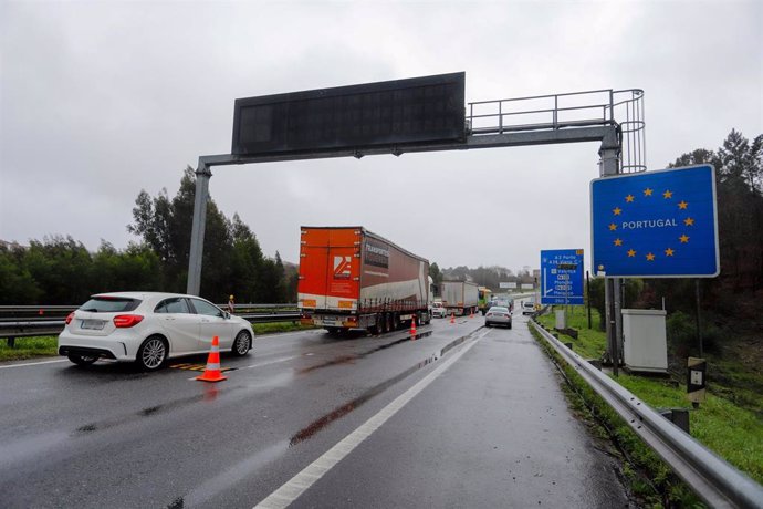 Fila de coches en un control policial en la frontera del Puente Internacional Tui-Valena, en Pontevedra, con Portugal