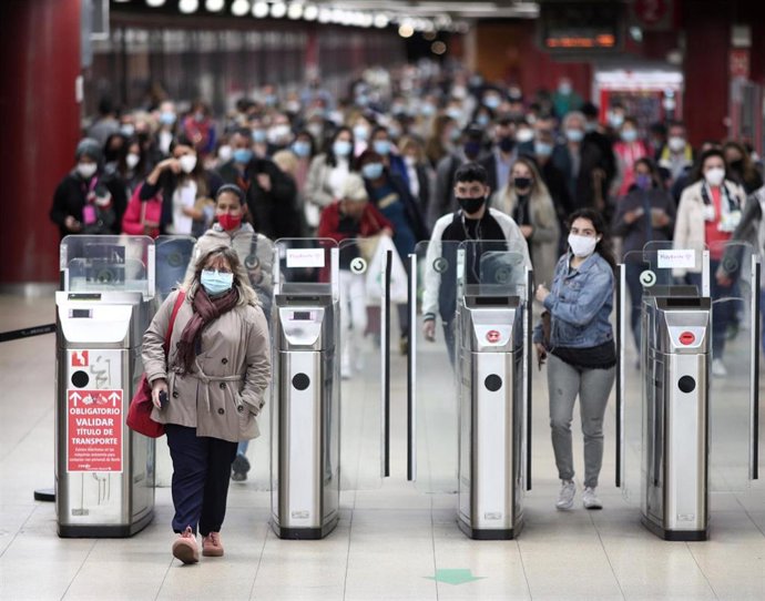 Usuarios de cercanías caminan por las instalaciones de la estación de Renfe