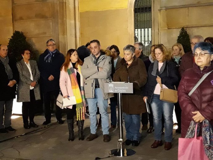 La alcaldesa de Gijón lee un manifiesto durante la concentración en la plaza Mayor por el asesinato de Lorena Dacuña (Archivo)