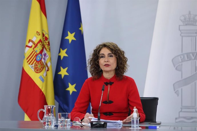 La portavoz del Gobierno y ministra de Hacienda, María Jesús Montero interviene durante la rueda de prensa posterior al Consejo de Ministros, en el Complejo de la Moncloa, en Madrid (España), a 2 de febrero de 2021.  El Consejo de Ministros ha aprobado 