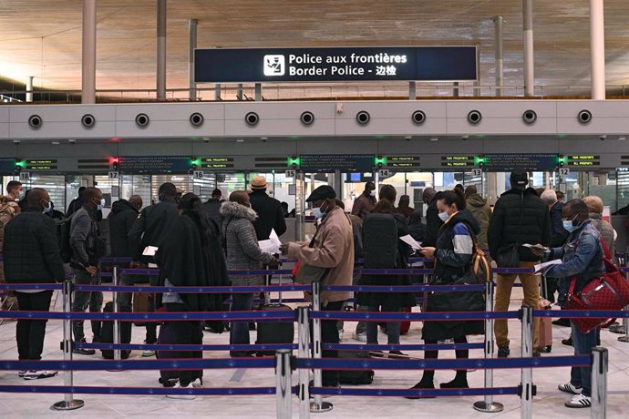 01 February 2021, France, Paris: Travellers stand in line at the airport. France is tightening testing requirements on EU citizens and closing its borders to people arriving outside the European Union to try to stop the growing spread of new variants of