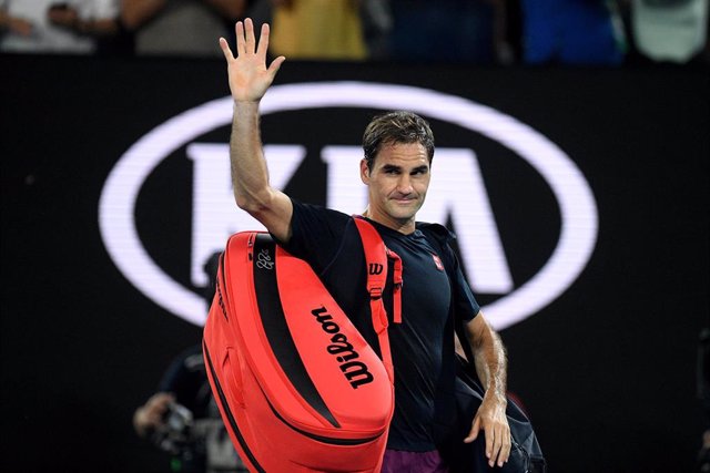 Roger Federer deja la pista tras caer ante Novak Djokovic en el Abierto de Australia 2020