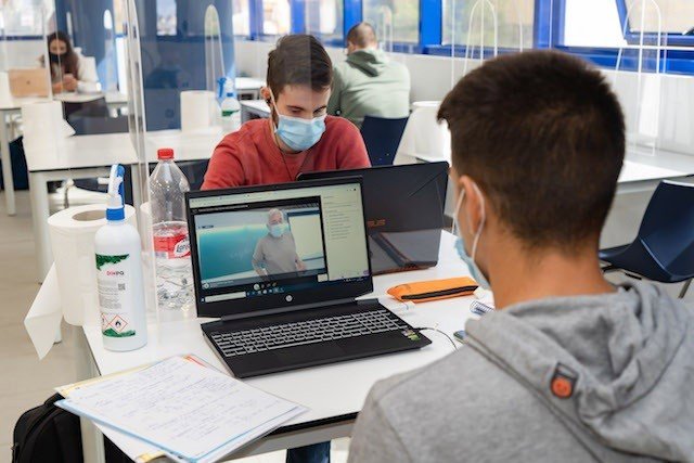 Alumnos de la universidad de Málaga reciben clases a distancia