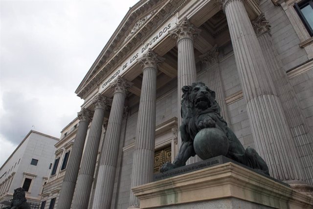 Estatuas de leones en la entrada del Congreso de los Diputados durante el estado de alarma decretado por el coronavirus, en Madrid (España), a 16 de marzo de 2020.