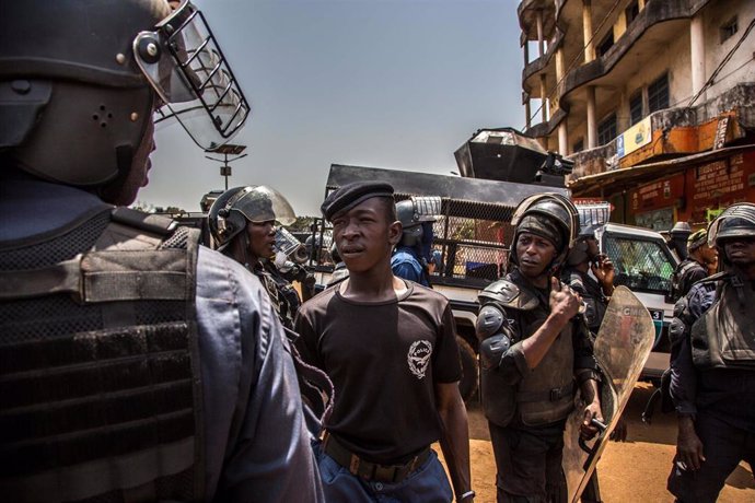 Policía de Guinea durante una protesta antigubernamental en la capital, Conakry.