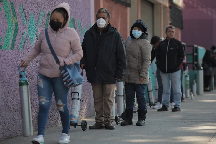 Cola para rellenar balones de oxígeno en Ciudad de México.