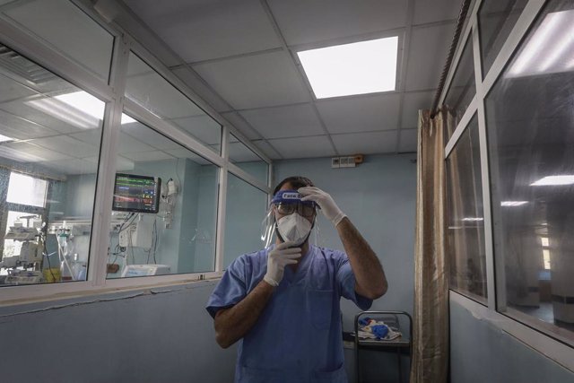 Un trabajador sanitario palestino en la Franja de Gaza durante la pandemia de coronavirus